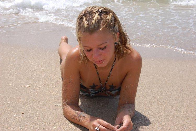 20P Pictures of Sexy Lette flashing on the beach