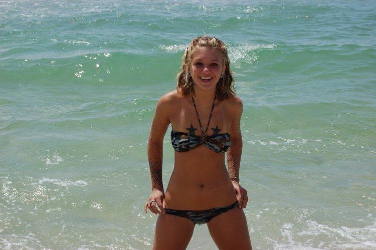 20P Pictures of Sexy Lette flashing on the beach