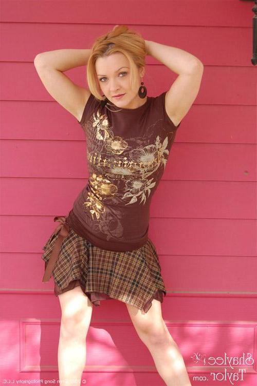 16P Pictures of Shaylee Taylor teasing you with some upskirt flashes
