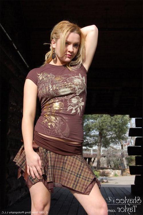 16P Pictures of Shaylee Taylor teasing you with some upskirt flashes