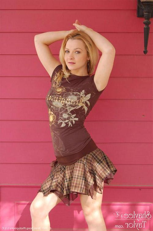 16P Pictures of Shaylee Taylor teasing you with some upskirt flashes