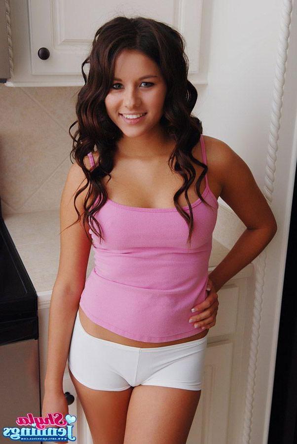 20P Pictures of teen girl Shyla Jennings spreading her legs for you