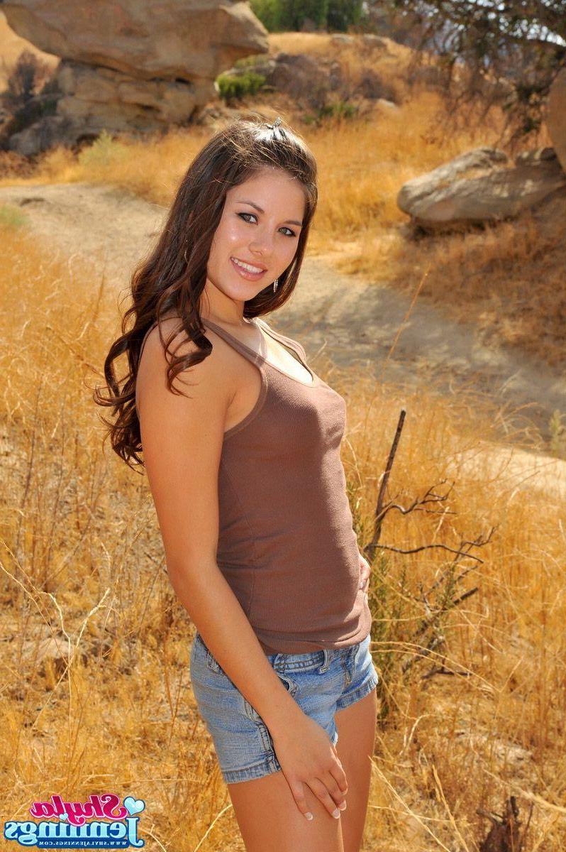 20P Pictures of teen chick Shyla Jennings flashing her boobs outside