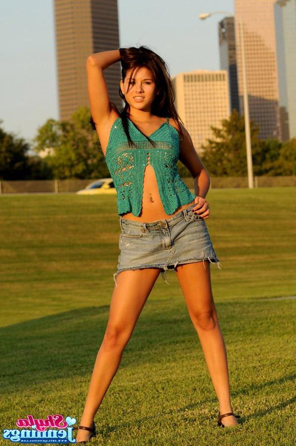 20P Pictures of teen babe Shyla Jennings flashing her fun parts outside