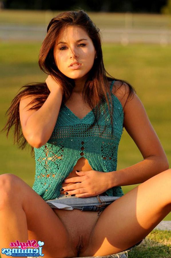 20P Pictures of teen babe Shyla Jennings flashing her fun parts outside