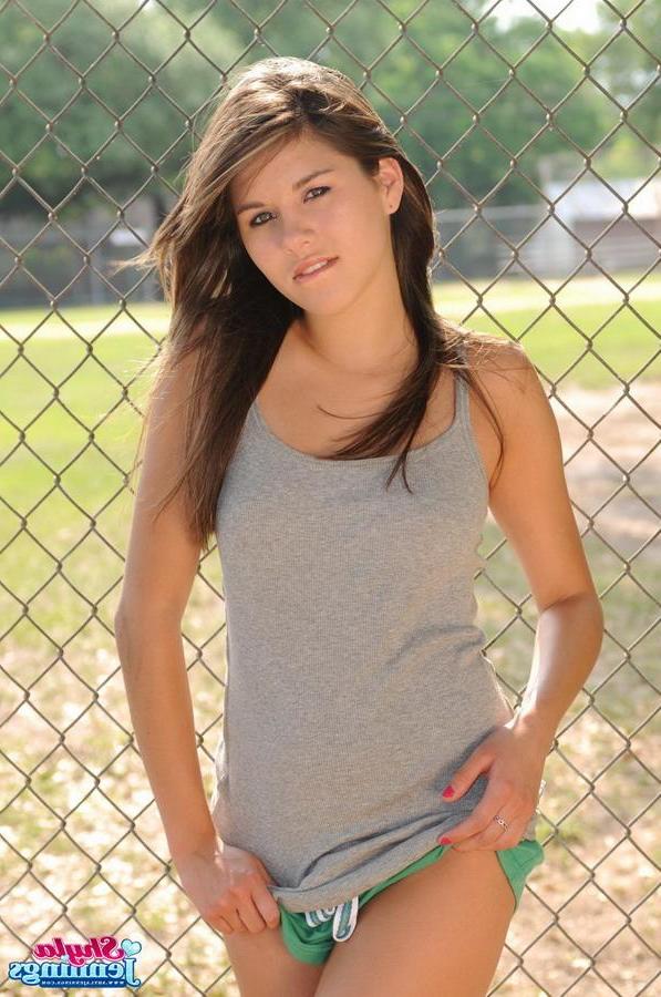 20P Pictures of teen amateur Shyla Jennings flashing outside