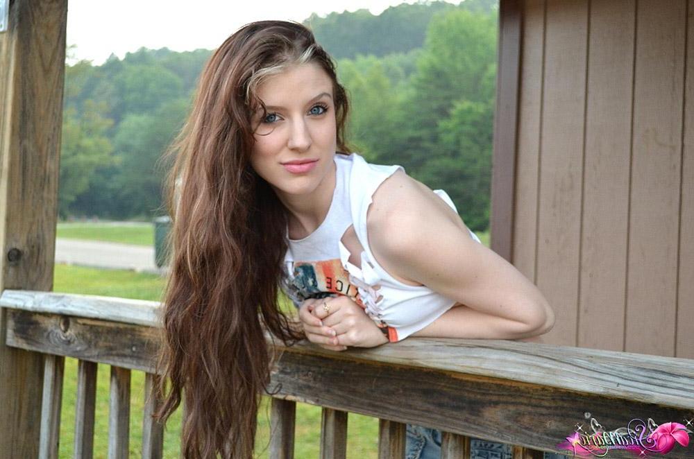 15P Pictures of Sica Marie teasing in jeans and flashing her panties
