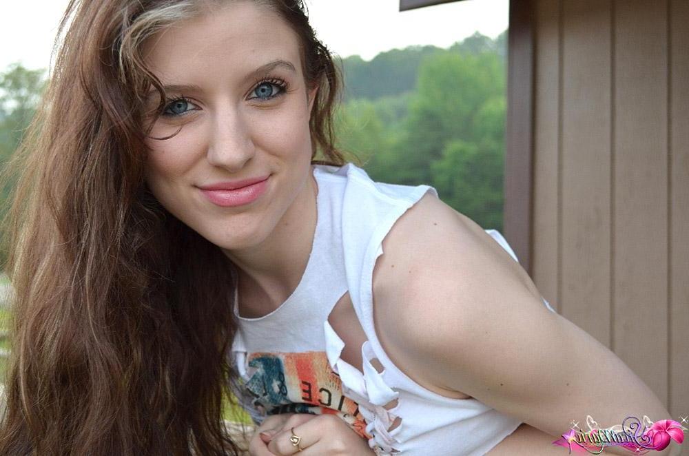 15P Pictures of Sica Marie teasing in jeans and flashing her panties
