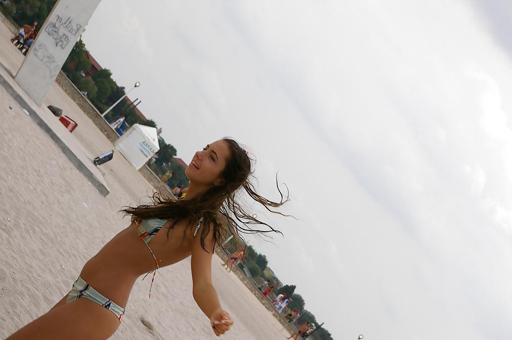 25P Two friends - Beach