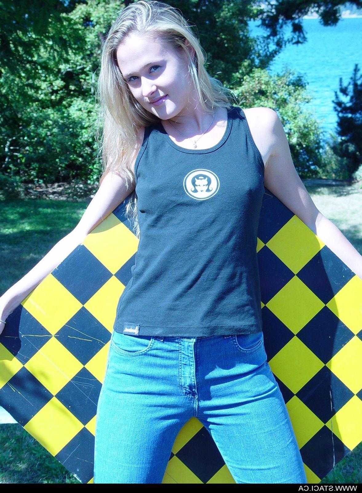 20P Pictures of teen girl Staci.ca flashing you outside