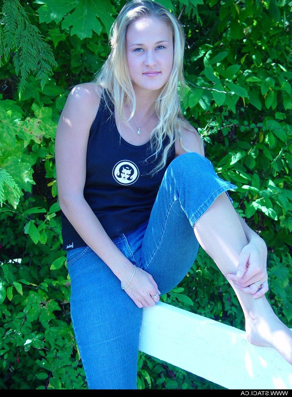 20P Pictures of teen girl Staci.ca flashing you outside