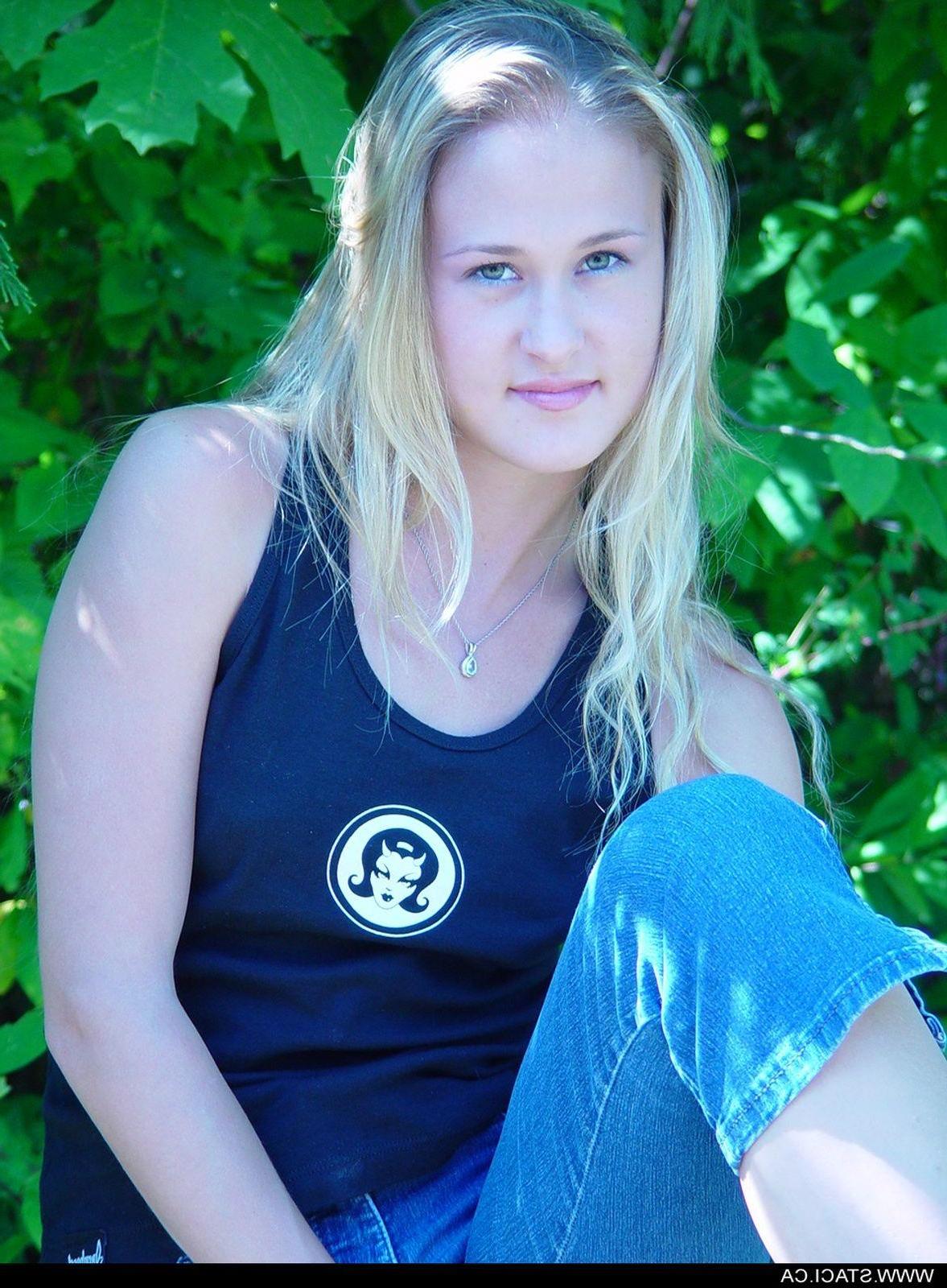 20P Pictures of teen girl Staci.ca flashing you outside