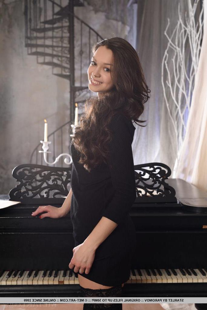 18P Pretty teen Starlet spreads her legs for you in "Snipu"