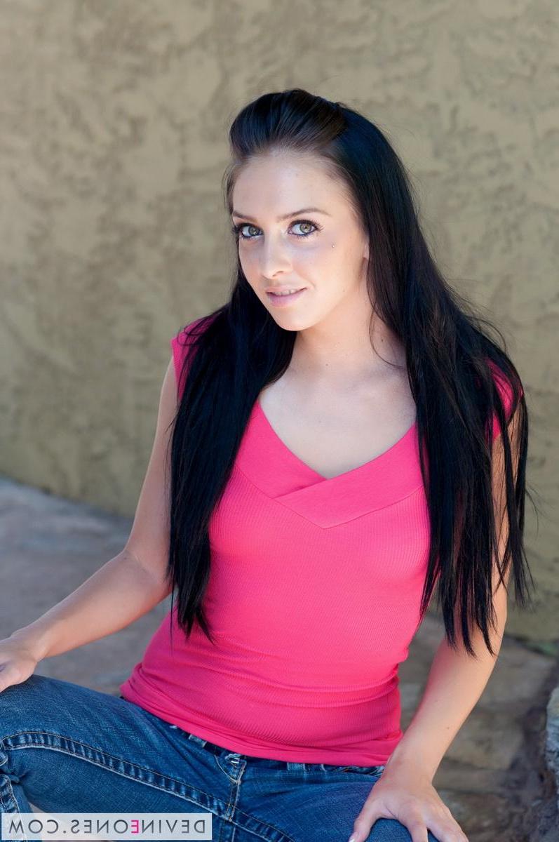 20P Pictures of Stephanie Kane flashing her titties outside