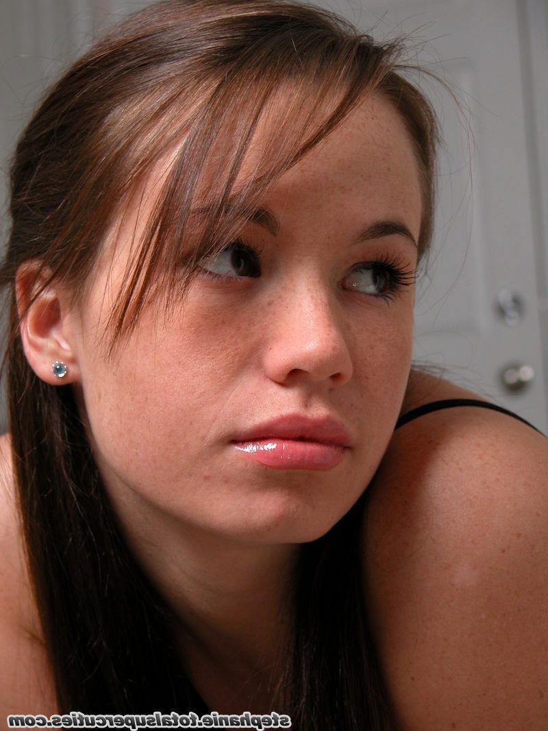 20P Pictures of hot teen girl Stephanie showing off her sexy legs