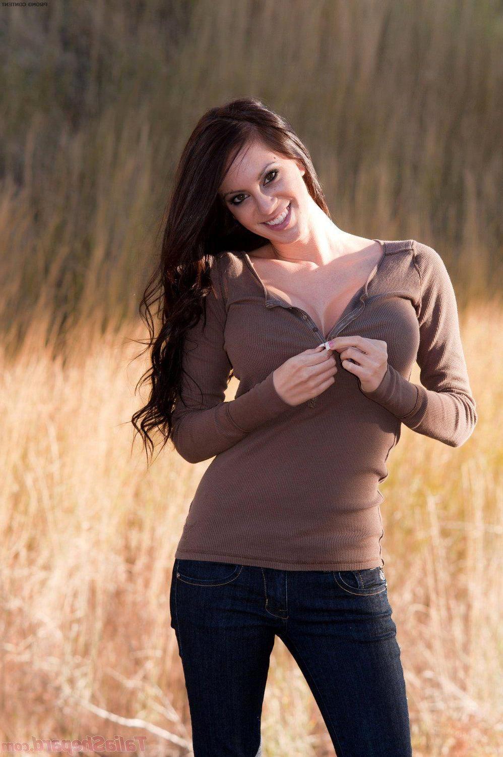 15P Pictures of teen nympho Talia Shepard showing her tits outside