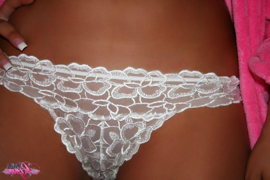 20P Pictures of teen model Tara Ryan flashing with her girlfriend