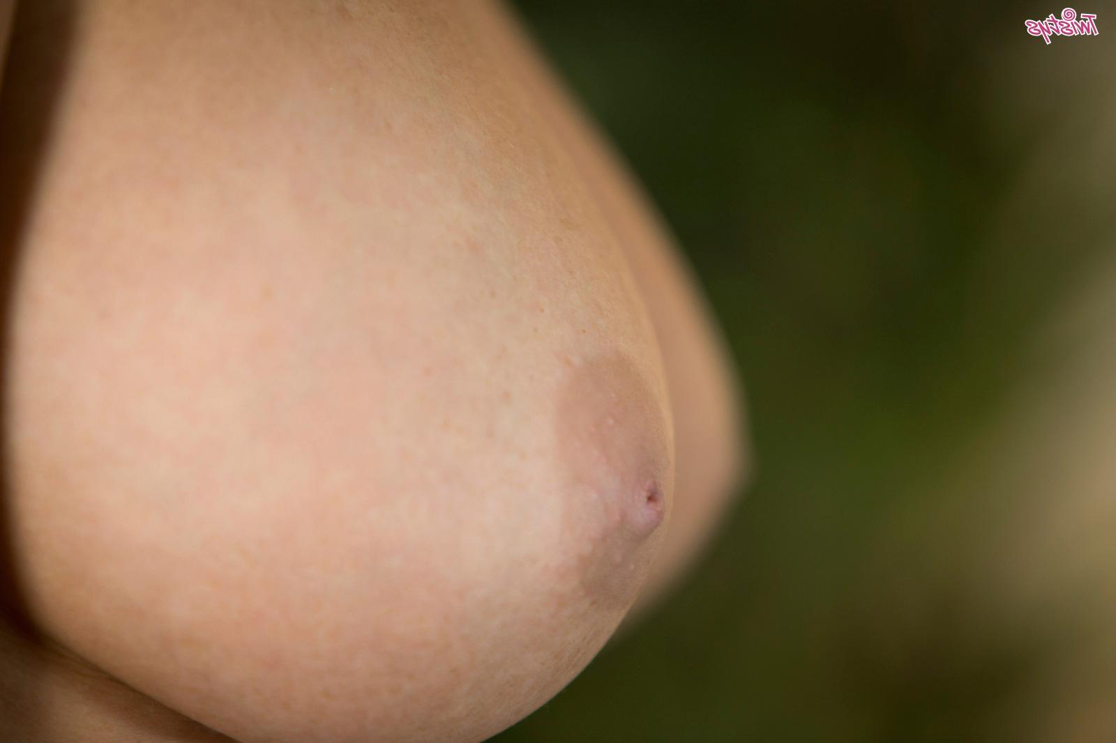 16P Busty blonde Tasha Reign spreads her legs and rubs her hungry snatch