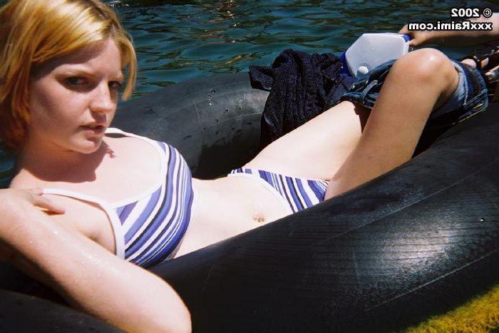 20P Pictures of Raimi and Taylor flashing their pussies on a raft