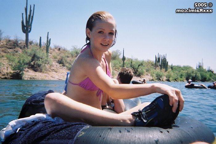 20P Pictures of Raimi and Taylor flashing their pussies on a raft
