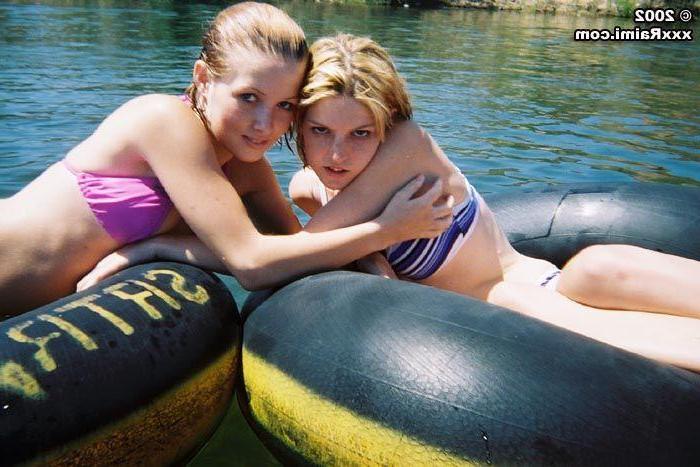 20P Pictures of Raimi and Taylor flashing their pussies on a raft