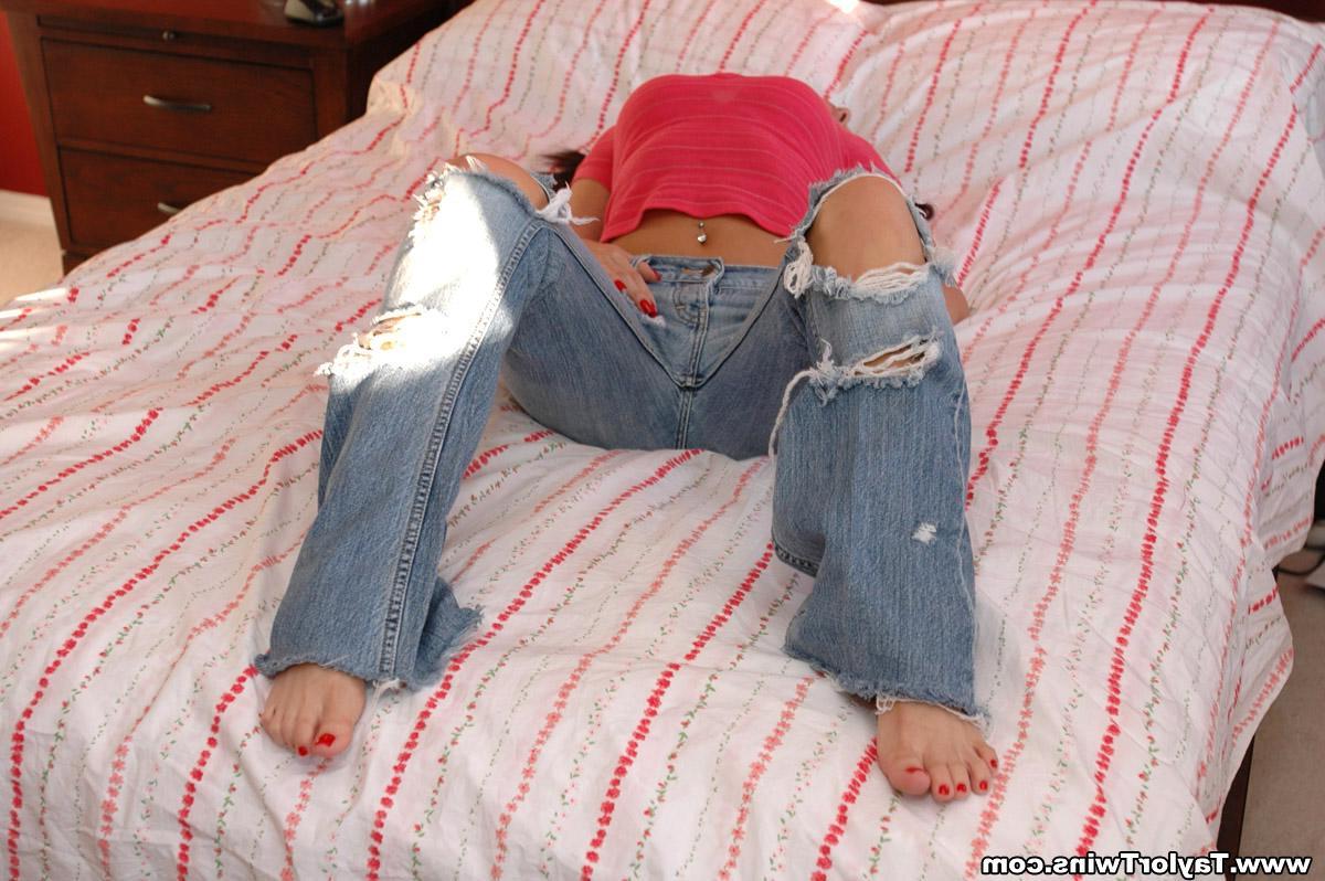 20P Pictures of a Taylor Twin stripping off her jeans in bed