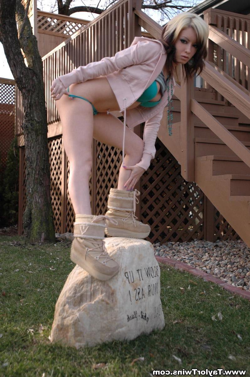 15P Pictures of a Taylor Twin showing off her round ass