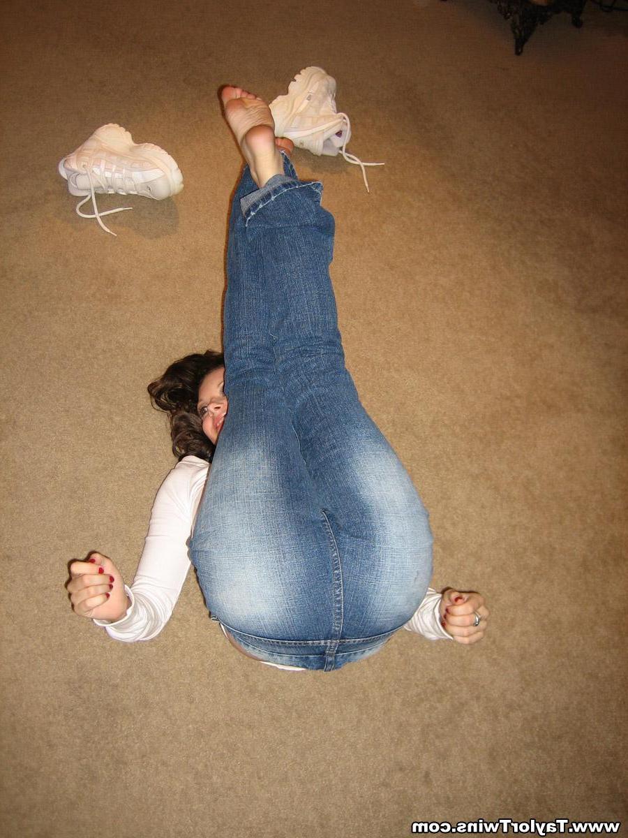 15P Pictures of Taylor Twins playing with a girlfriend
