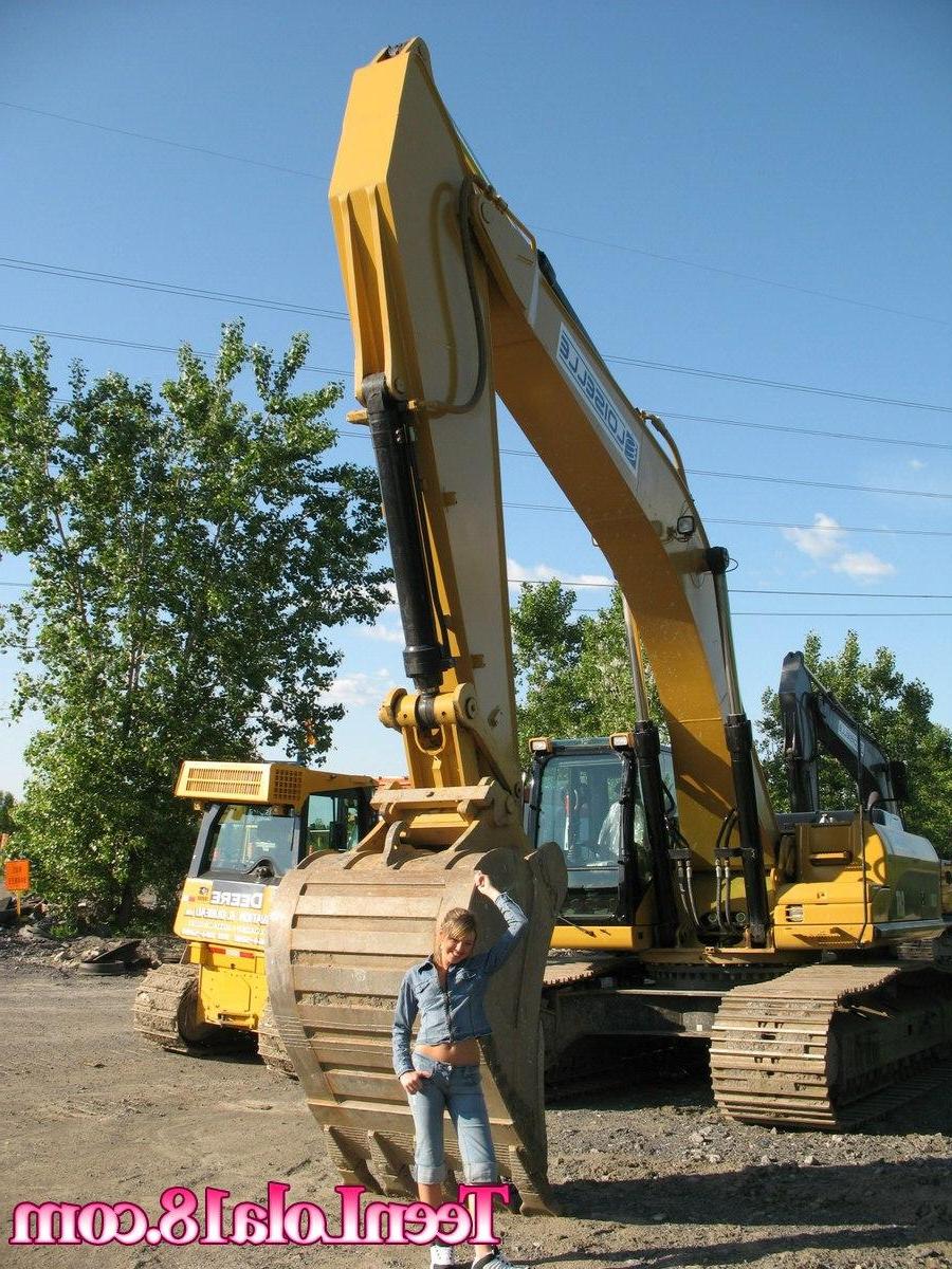 15P Pics of Teen Lola 18 flashing her boobs at a construction site