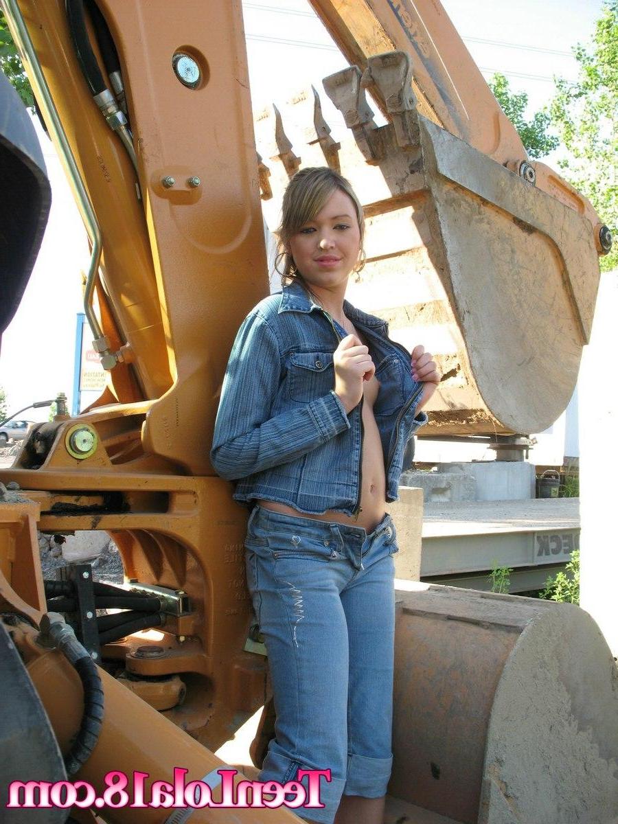 15P Pics of Teen Lola 18 flashing her boobs at a construction site