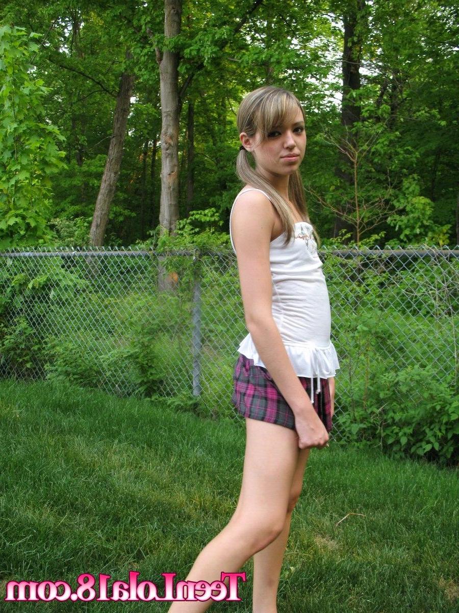 15P Pictures of a hot schoolgirl flashing outside