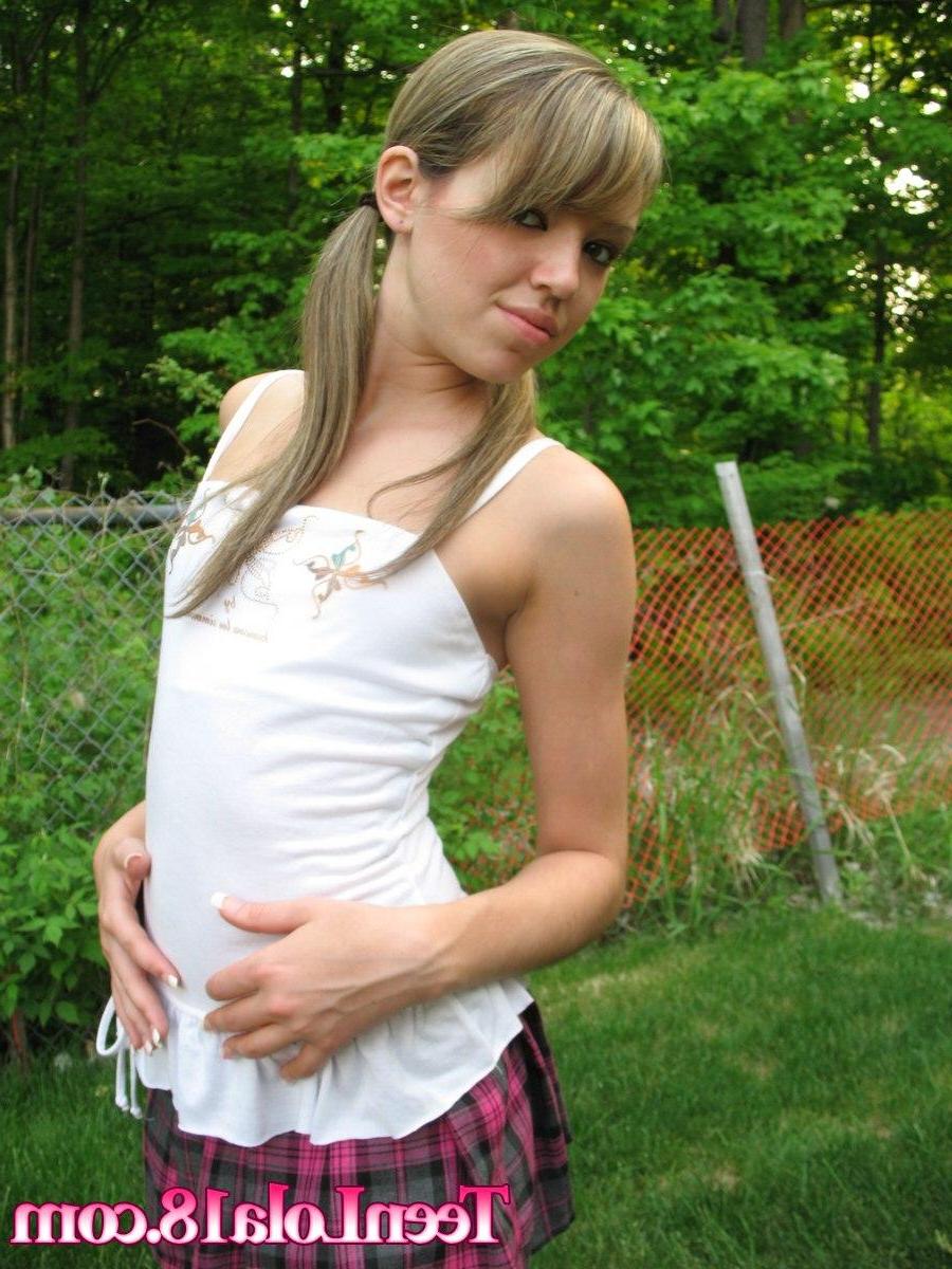 15P Pictures of a hot schoolgirl flashing outside