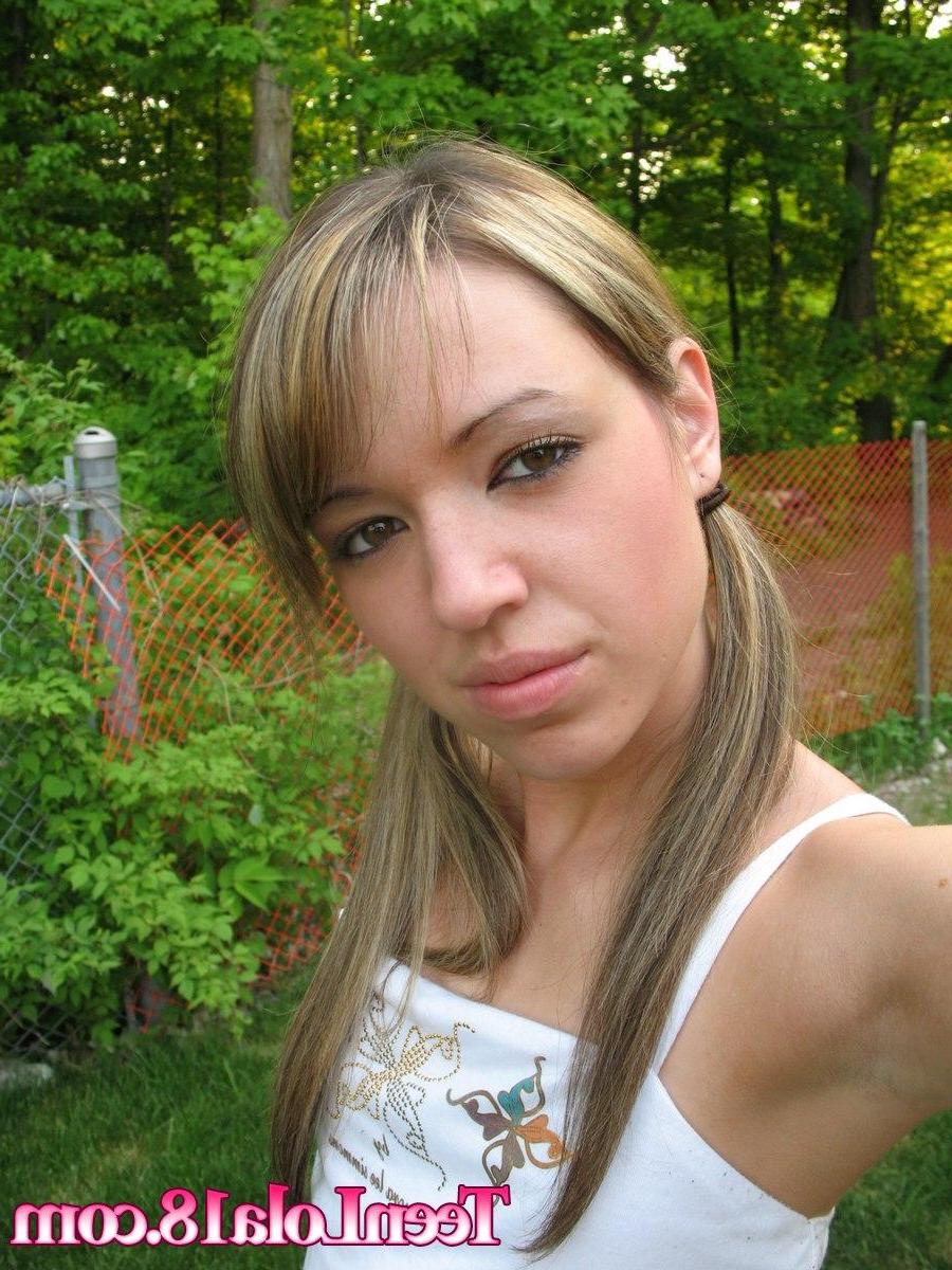 15P Pictures of a hot schoolgirl flashing outside