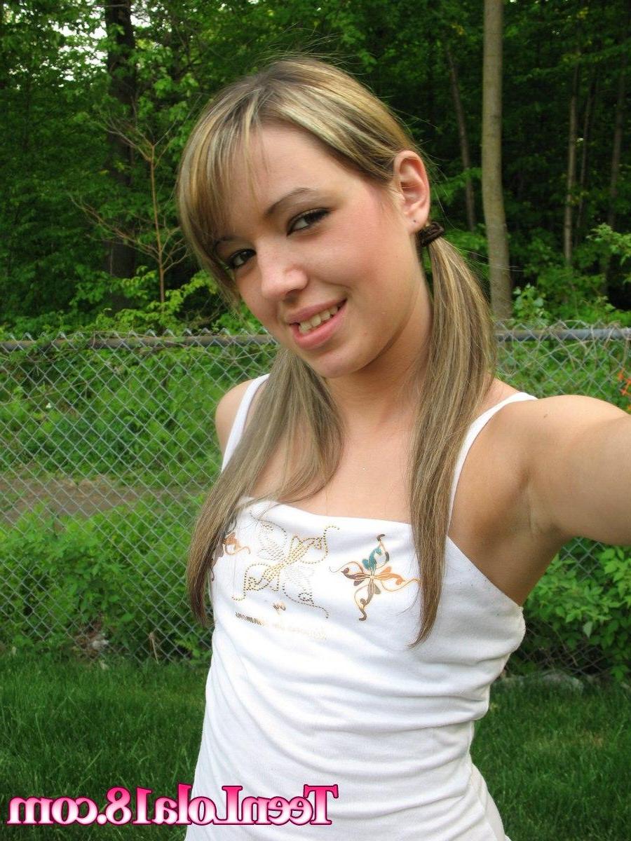 15P Pictures of a hot schoolgirl flashing outside