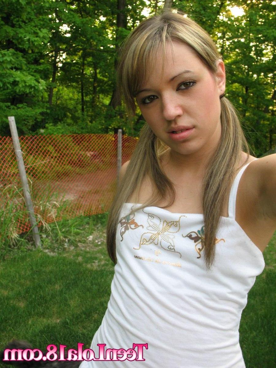 15P Pictures of a hot schoolgirl flashing outside