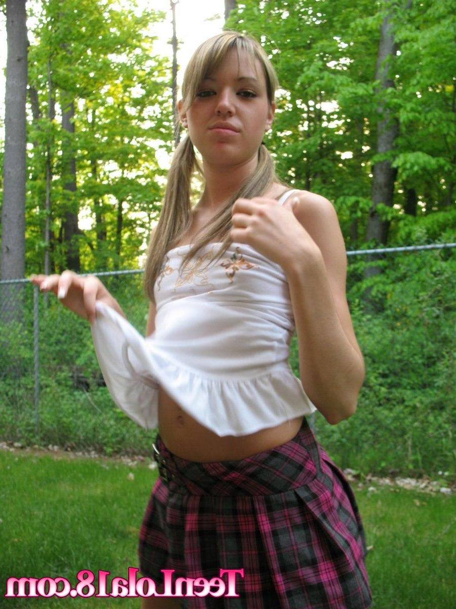 15P Pictures of a hot schoolgirl flashing outside