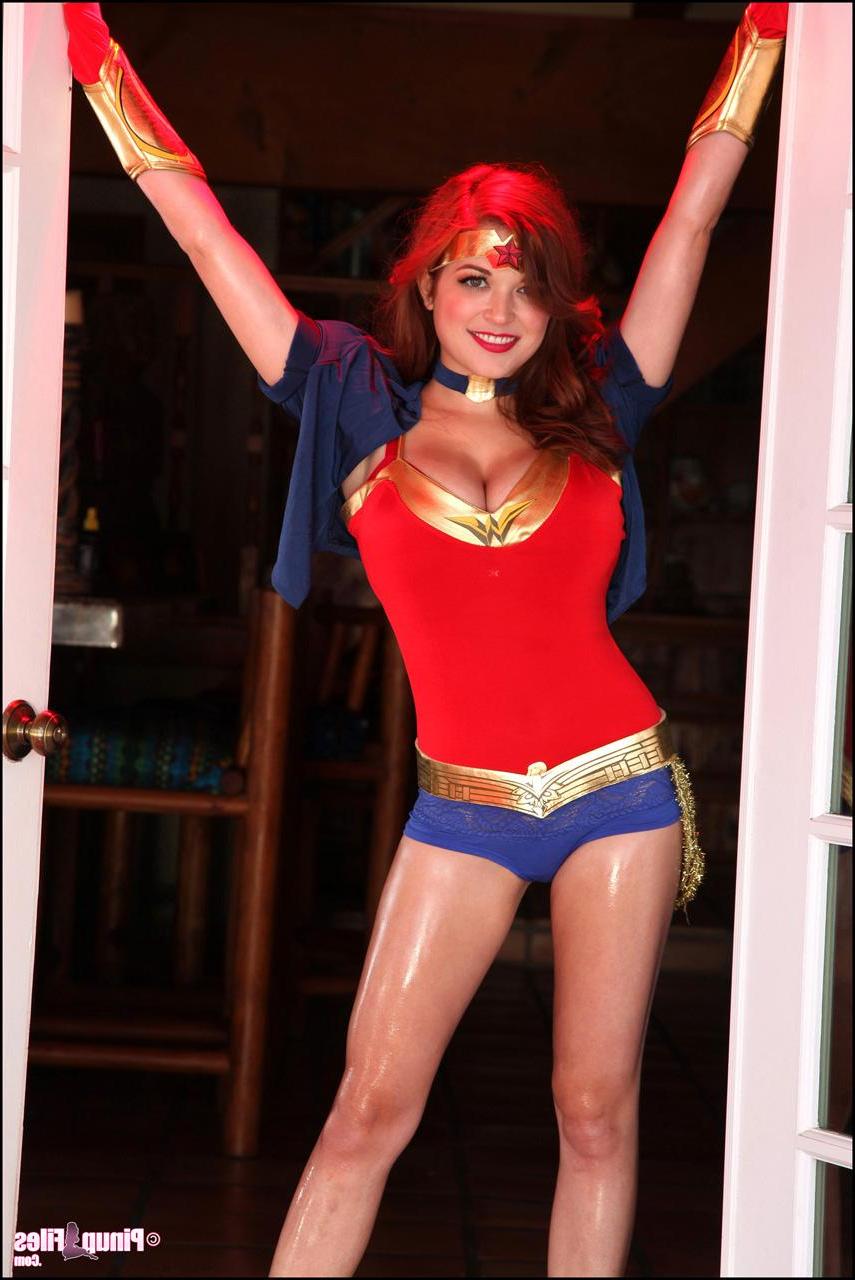 15P Die vollbusige Tessa Fowler macht ein sexy Wonder Woman-Cosplay