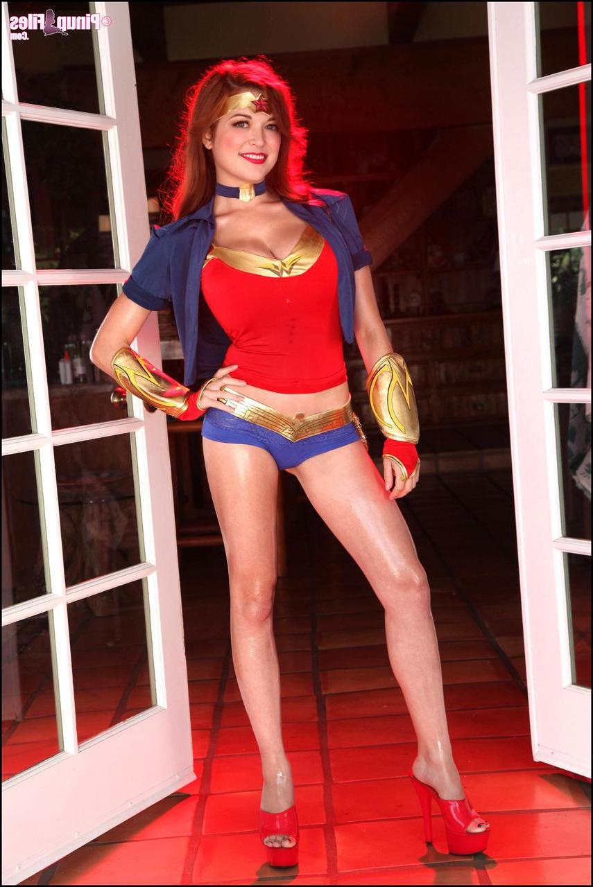 15P Die vollbusige Tessa Fowler macht ein sexy Wonder Woman-Cosplay