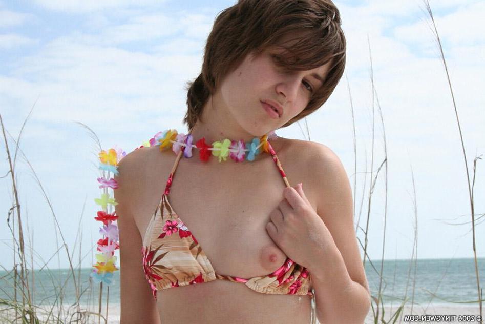 15P Pictures of teen Tiny Gwen flashing on a beach