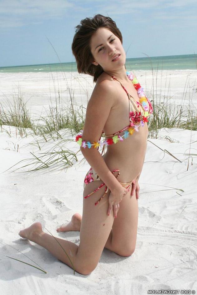 15P Pictures of teen Tiny Gwen flashing on a beach