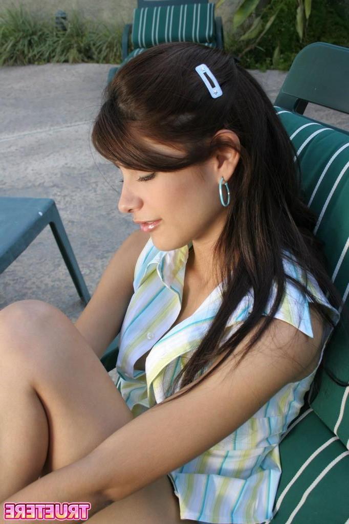 15P Pictures of True Tere showing off her sex legs