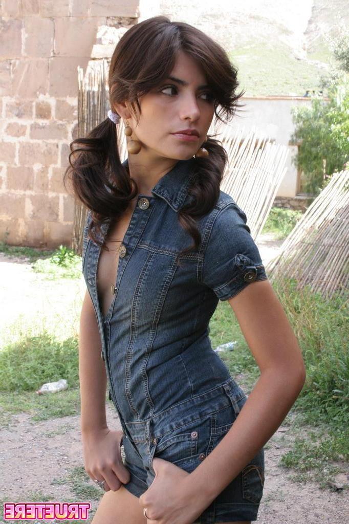 15P Pictures of True Tere showing off her long legs outside