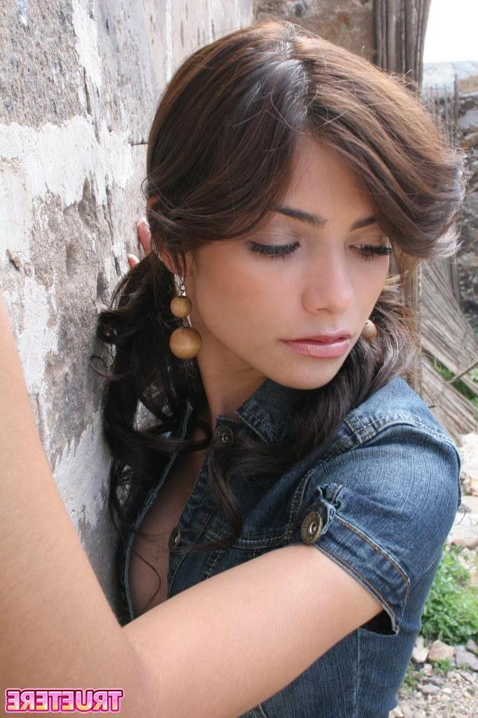 15P Pictures of True Tere showing off her long legs outside