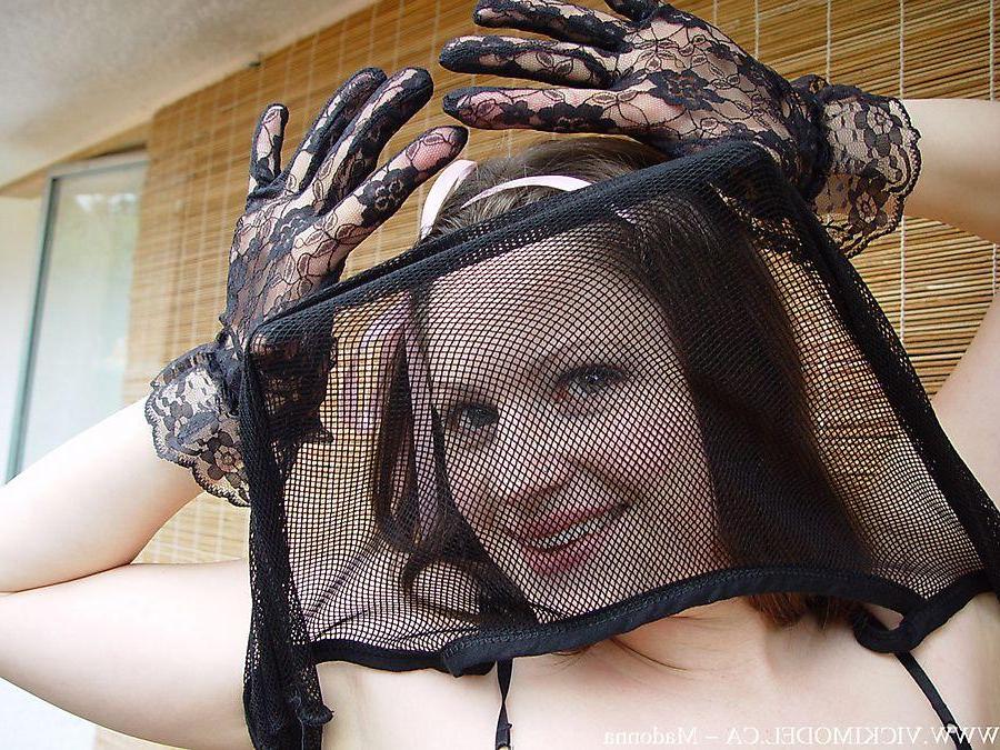 20P Bilder des Teenie-Pornomädchens Vicki Model, das dir ihre Titten zeigt