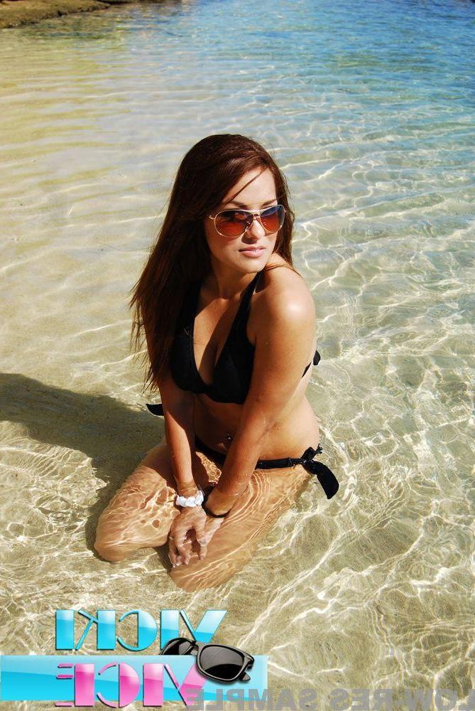 15P Pictures of Vicki Vice flashing in a bikini