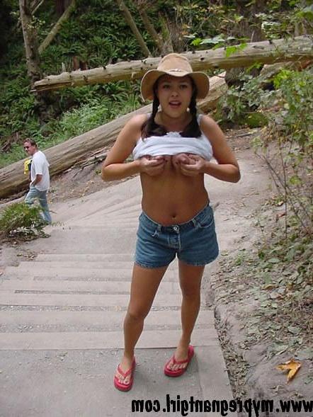 15P Pictures of XXX Nikki flashing her tits outside