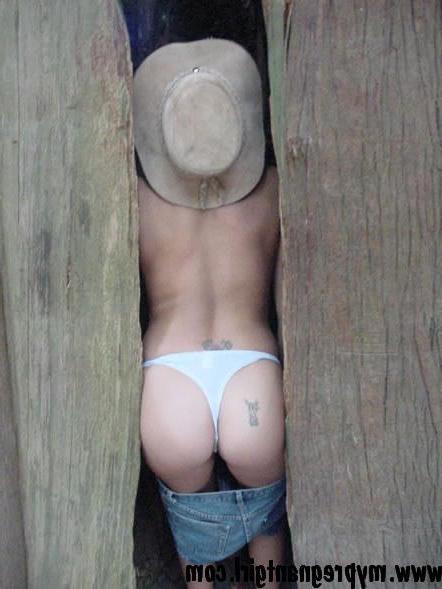 15P Pictures of XXX Nikki flashing her tits outside