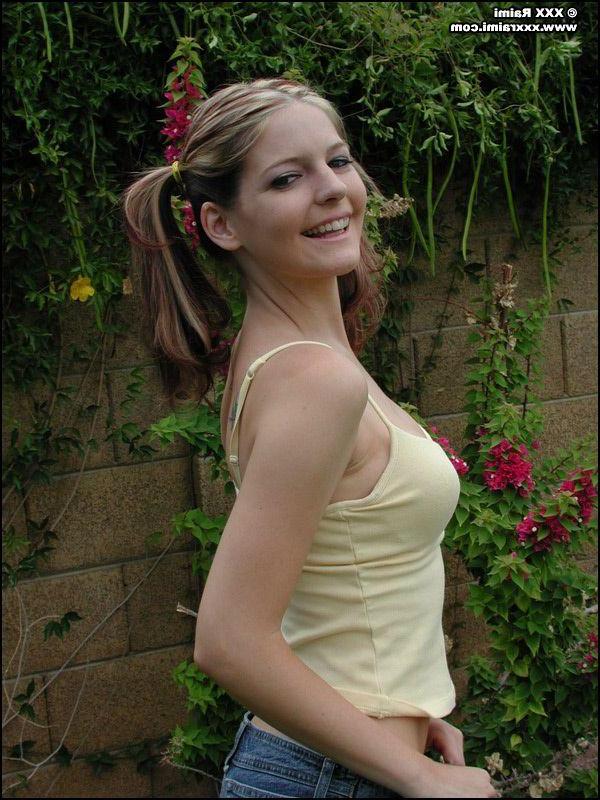 20P Pictures of teen hottie XXX Raimi flashing and spreading outside