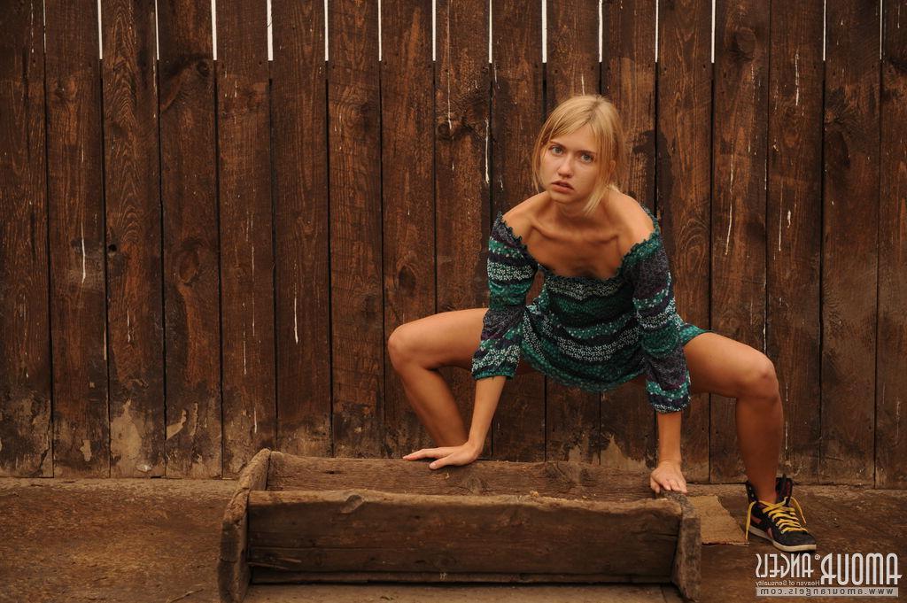 20P Country girl Jenny gives you her tight pussy in "On Farm"