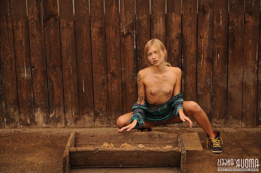 20P Country girl Jenny gives you her tight pussy in "On Farm"